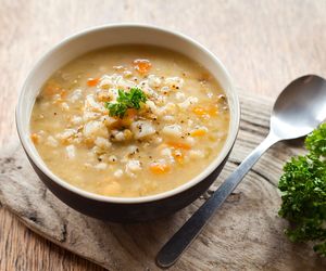 Najlepszy krupnik: tradycyjny przepis babci Luni na aromatyczną zupę z kaszą