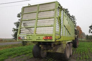 Bus wbił się w tył przyczepy traktora! O krok od tragedii na DK 62