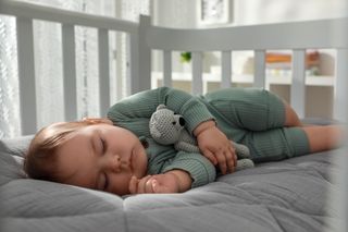 Dlaczego słyszysz płacz niemowlęcia, choć twoje dziecko smacznie śpi? Zjawisko phantom crying zostało wyjaśnione naukowo