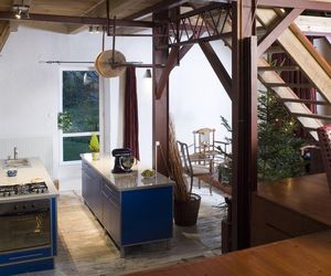 Wnętrza z podestem i podłogą na różnych poziomach