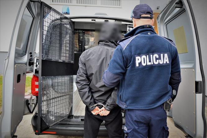 Zatrzymany 23-latek został doprowadzony do tczewskiej prokuratury, gdzie usłyszał zarzuty dotyczące czynnej napaści na funkcjonariuszy z użyciem niebezpiecznego narzędzia. 