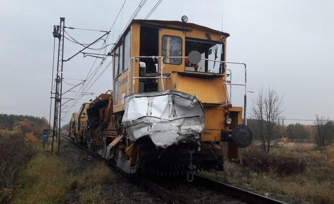 Groźny wypadek na torach w Grześce. Z busa nic nie zostało...