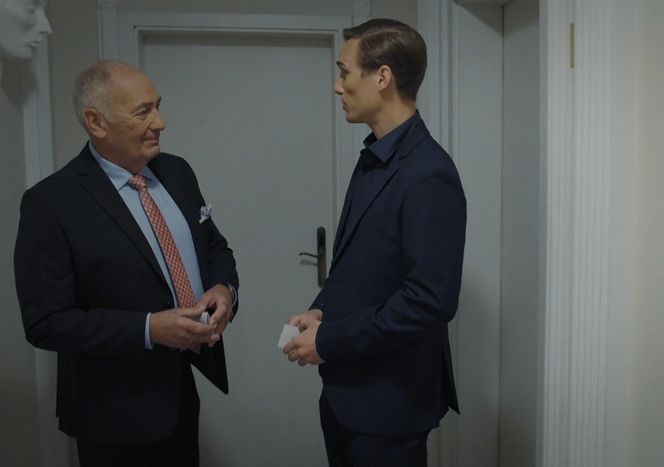 M jak miłość, odcinek 1884. Olek (Maurycy Popiel), Jerzy Argasiński (Karol Strasburger)