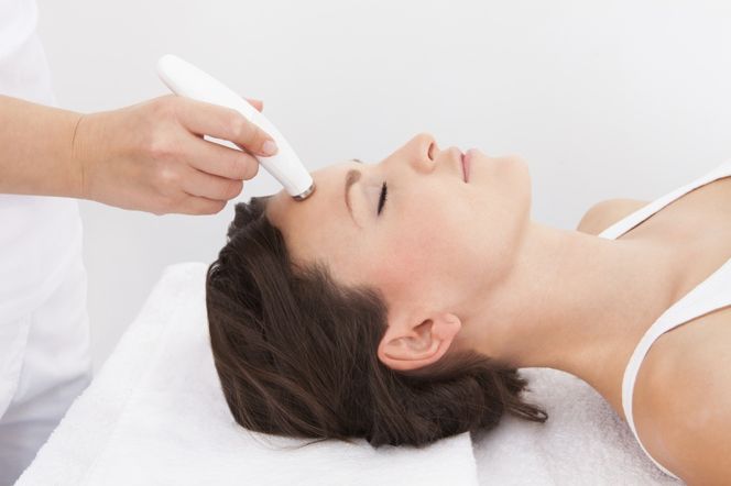 Mikrodermabrazja - bezpieczny peeling, który domładza