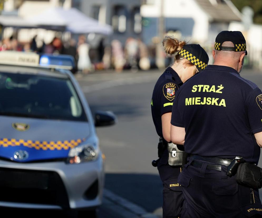 Skandal w straży miejskiej w Katowicach. Ktoś wysmarował strażnikowi szafkę kupą