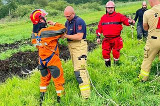 Kolos utknął w błocie. Wyciągać go musiało 10 osób!