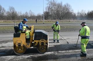 Drogowcy z Tarnowa ruszyli do łatania dziur w drogach. Gdzie zgłaszać uszkodzenia jezdni? 