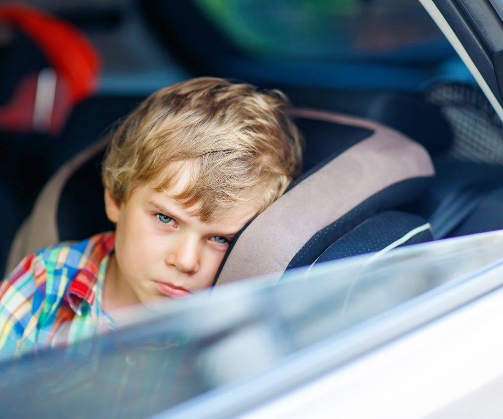 chłopiec cierpiący na chorobę lokomocyjną