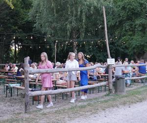 Sielanka na parkiecie w Muzeum Wsi Lubelskiej pod gołym niebem! Za nami kolejna potańcówka w rytmie miejskiego folkloru z Warszawy i Lwowa