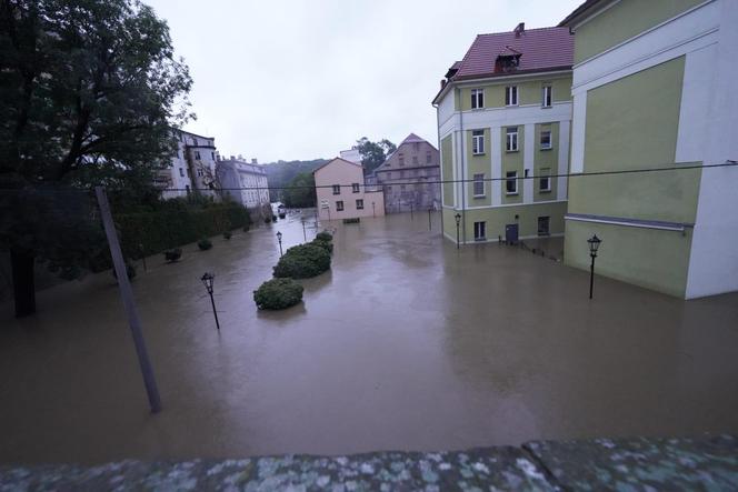 Powódź w powiecie kłodzkim. Jedna osoba utonęła, służby nie mogą dotrzeć do poszkodowanych 