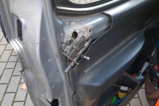 Wrak na kółkach gotowy do jazdy! Strażnicy nie mogli uwierzyć, co zobaczyli na osiedlu