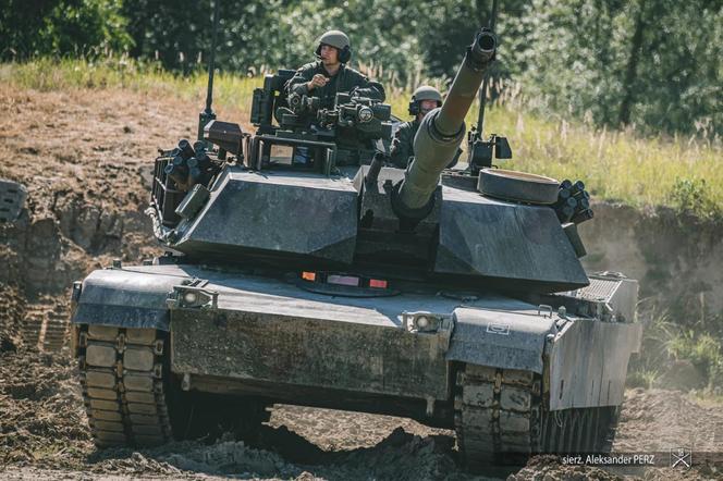 Czołgi Abrams strzelają na poligonie