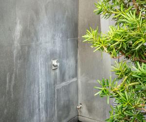 Prysznic w ogrodzie – maksymalna prostota