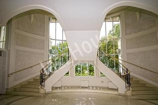 Tak mieszkają bogacze spod Warszawy. Zaglądamy do środka willi za 30 milionów