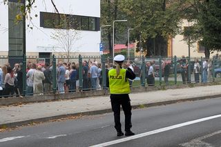 Zwalniam przed szkołą