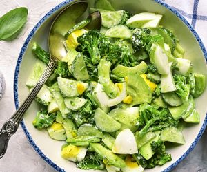 Niepozorna, a genialna! Ta sałatka z brokułem, jajkiem i ogórkiem robi furorę