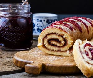 Rolada biszkoptowa z dżemem: łatwy przepis na efektowny i niedrogi deser