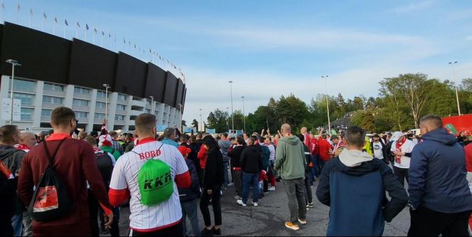 Kibice skandują "Lewandowski" pod stadionem w Helsinkach