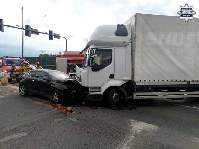 Kraksa na drodze krajowej. Kobieta w szpitalu po zderzeniu z ciężarówką