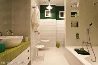 Połączenie mozaiki i prostokątnych płytek na ścianach w łazience