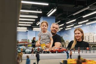 Warszawa. Mknące pociągi na gigantycznej makiecie. Kolejkowo przyciąga tłumy zwiedzających