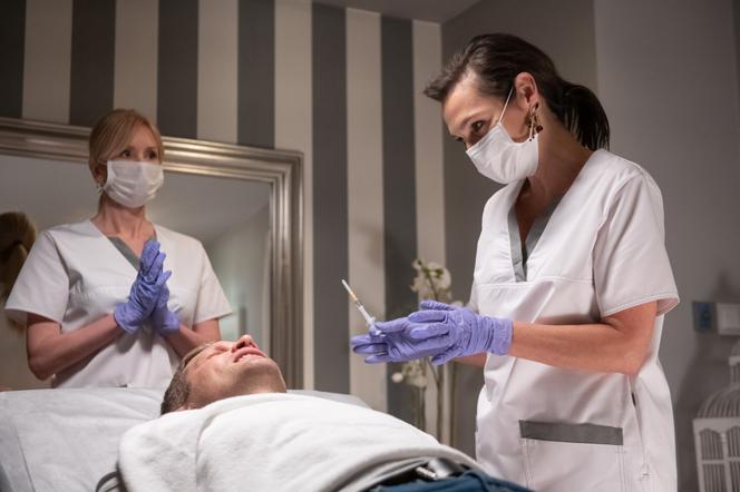 Na Wspólnej po wakacjach 2020. Ewa wróci do kliniki Doroty! Skrzywdzą kolejnego pacjenta?!