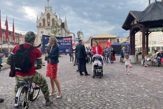 Anty-ukraińska pikieta na Rynku w Rzeszowie zagłuszona przez próby do koncertu Breakout Days	