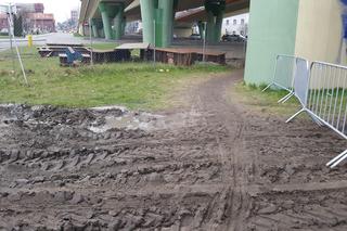 Piesi brodzą w błocie pod Mostem Uniwersyteckim w Bydgoszczy
