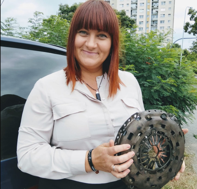 Liderka antyszczepionkowców zebrała pieniądze na NOWE SPRZĘGŁO! 