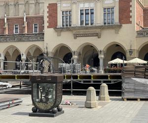 Kontrowersyjna budowa na Rynku Głównym w Krakowie. Mieszkańcy podzieleni