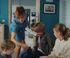 M jak miłość odc. 1850. Maja (Laura Jankowska), Szymek (Staś Szczypiński), jego kolega Maciek (Aleksander Sułek), Kama (Michalina Sosna)