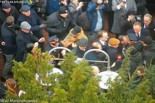 Tak wyglądała awantura pod Sejmem. Straż Marszałkowska publikuje zdjęcia