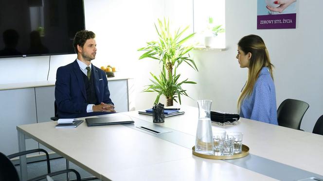 Barwy szczęścia, odc. 2164. Agata (Natalia Zambrzycka), jej nowy szef