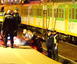 Młody mężczyzna wpadł między peron a pociąg w Warszawie. Został zmiażdżony