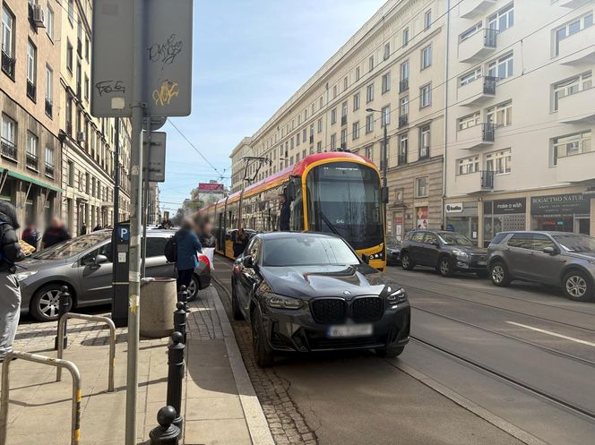 Paraliż w centrum Warszawy. Kierowca BWM zaparkował na torach. Wszystko stanęło!