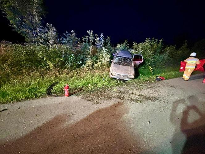 Wyprzedzanie zakończyli wywrotką. Dwaj mężczyźni wypadli przez okno. Policjanci nie wiedzą, kto prowadził