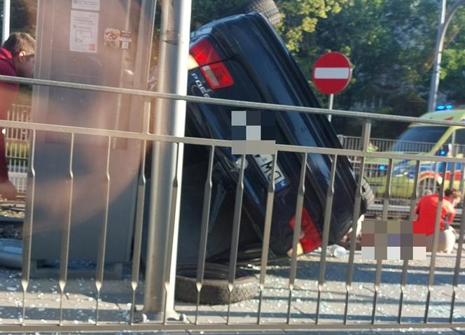 Starszy pan jechał na działkę, BMW zmiotło go z przystanku. Masakra we Wrocławiu