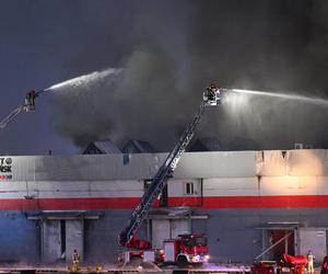 Trwa dogaszanie pożaru hali w Gdańsku. RCB wydało specjalny alert!