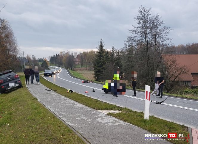 Groźny wypadek na DK 75 w Gnojniku. Motocyklista zderzył się z osobówką