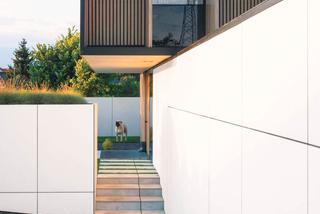 Funkcjonalny dom ze skośnym dachem dla miłośników modernizmu