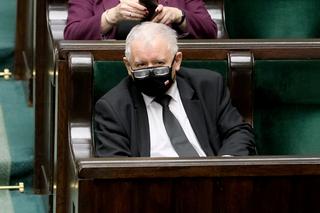 Jarosław Kaczyński przyłapany na gorącym uczynku! Nie do wiary, co robił w Sejmie