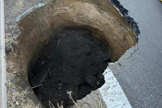 Zapadlisko na popularnej trasie. Wyłączono jeden pas ruchu. Na miejscu pracują strażacy