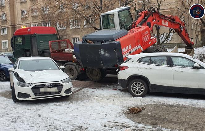 Koparka przewróciła się na 3 samochody