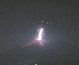 Wielki wybuch wulkanu! Słup dymu na 4 kilometry, władze ostrzegają