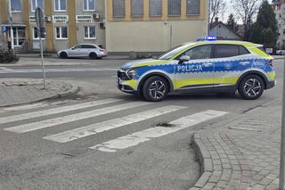 Nastolatki uderzyły w drzwi.