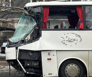 Czołowe zderzenie autokaru i autobusu miejskiego. Kabiny zmiażdżone, kierowcy w szpitalu