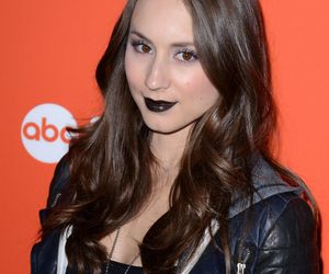 Troian Bellisario jako Spencer
