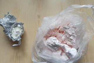 W mieszkaniu 33-latka policjanci zabezpieczyli 1,5 kg narkotyków. Część z nich była ukryta w zamrażarce