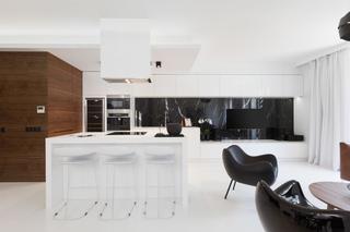 Czarny marmur na ścianie w kuchni