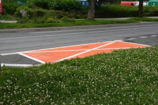 Nowe miejsca parkingowe tylko dla wybranych. Pomarańczowe koperty w Polsce